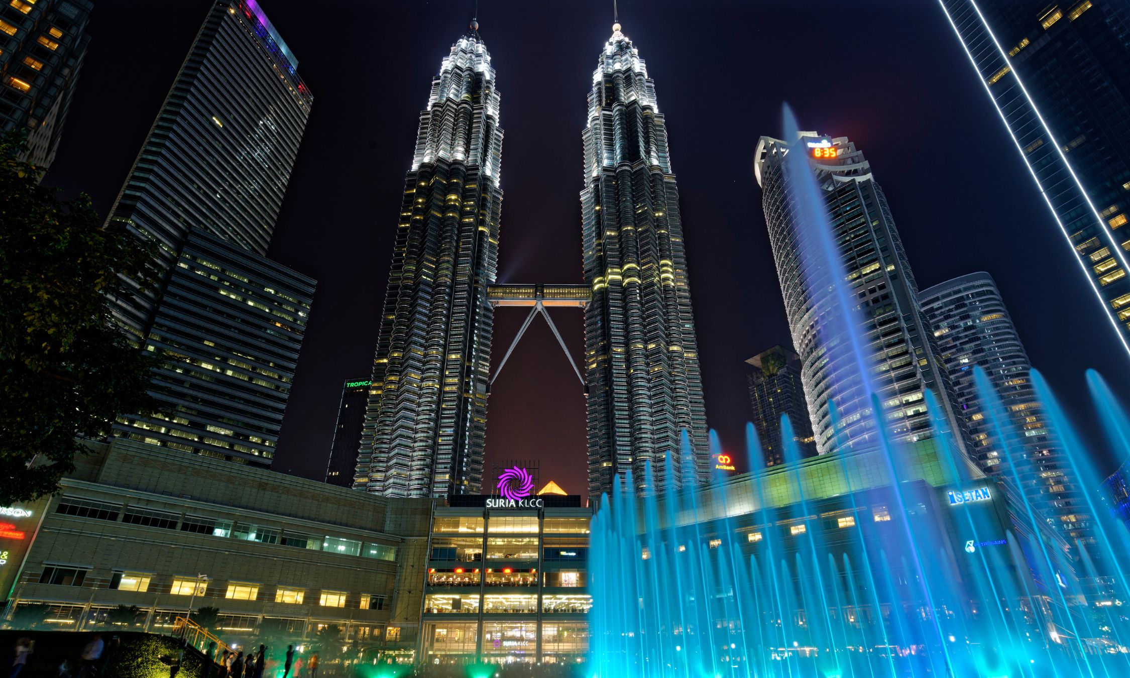 ペトロナスツインタワーの下で噴水ショー鑑賞（約10分間）